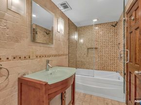 9 Old Wood Road, Edgewater NJ 07020
