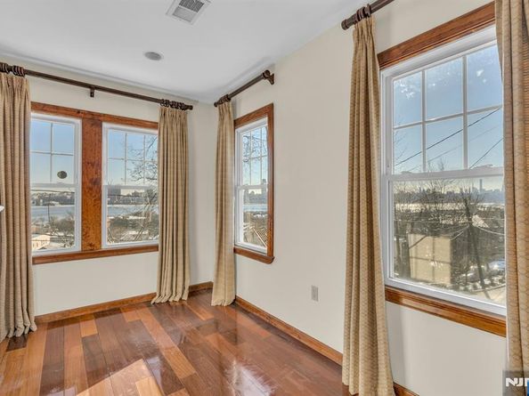 9 Old Wood Road, Edgewater NJ 07020