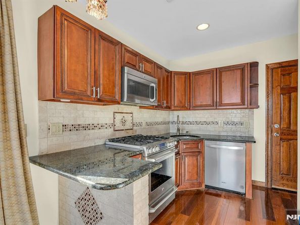 9 Old Wood Road, Edgewater NJ 07020