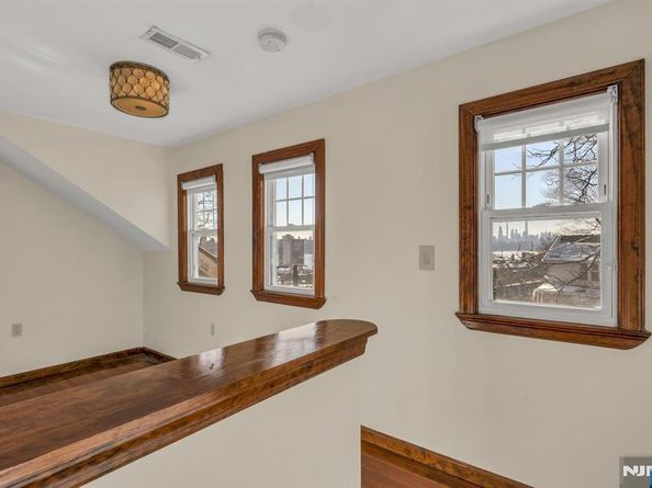 9 Old Wood Road, Edgewater NJ 07020