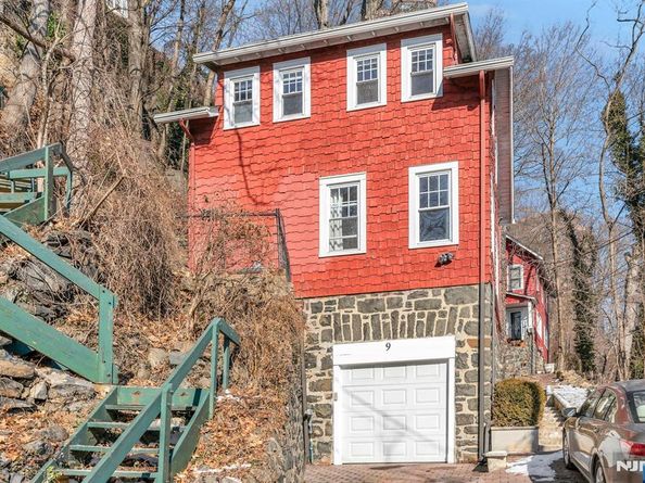 9 Old Wood Road, Edgewater NJ 07020