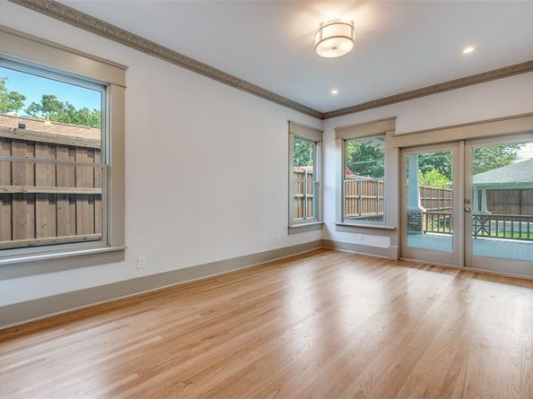 714 N Edgefield Avenue , Dallas Texas 75208