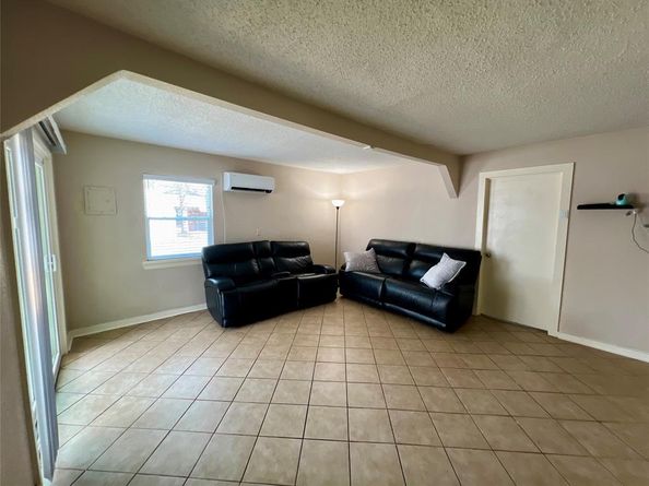 5432  Thomas Lane , River Oaks Texas 76114