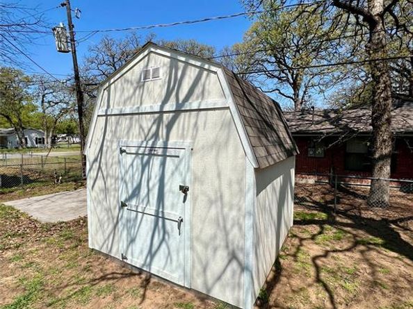 5432  Thomas Lane , River Oaks Texas 76114