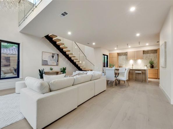1622  Sylvan Avenue , Dallas Texas 75208