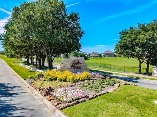 2805  Fountain View Boulevard , Cedar Hill Texas 75104
