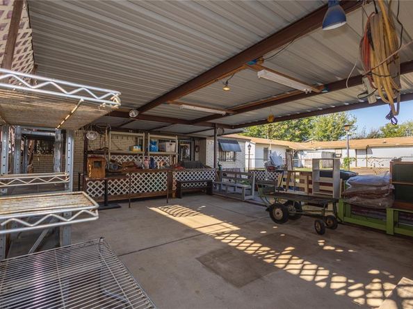 809  Lomo Street , Fort Worth Texas 76110