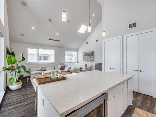 1022  Barsotti Court , Dallas Texas 75212