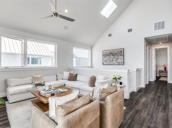 1022  Barsotti Court , Dallas Texas 75212