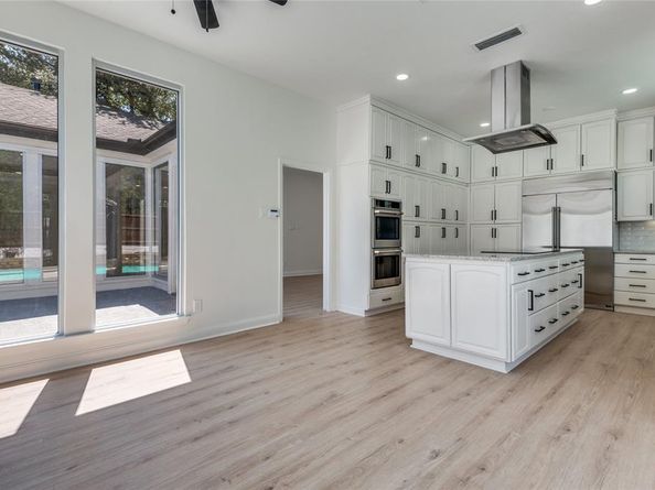 7624  Carta Valley Court , Dallas Texas 75248