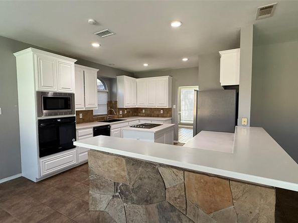 1705  Clover Hill Road , Mansfield Texas 76063