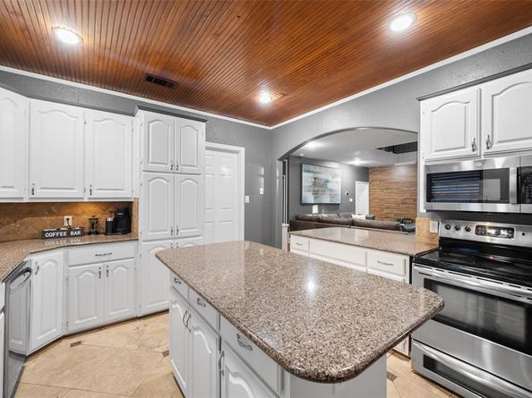 424  Windjammer Lane , Azle Texas 76020