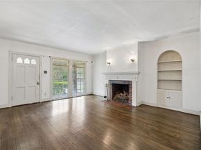 106 N Briscoe Boulevard , Dallas Texas 75211