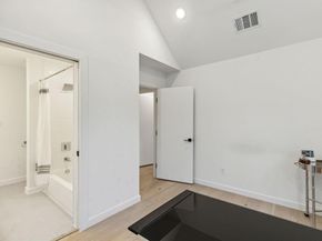 1507 N Garrett Avenue  201, Dallas Texas 75206