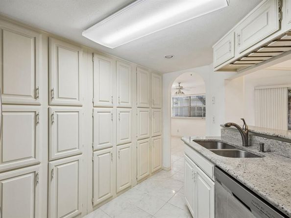 3033  San Jacinto Street  328, Dallas Texas 75204