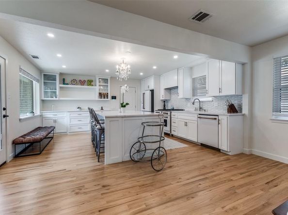 5837  Clendenin Avenue , Dallas Texas 75228