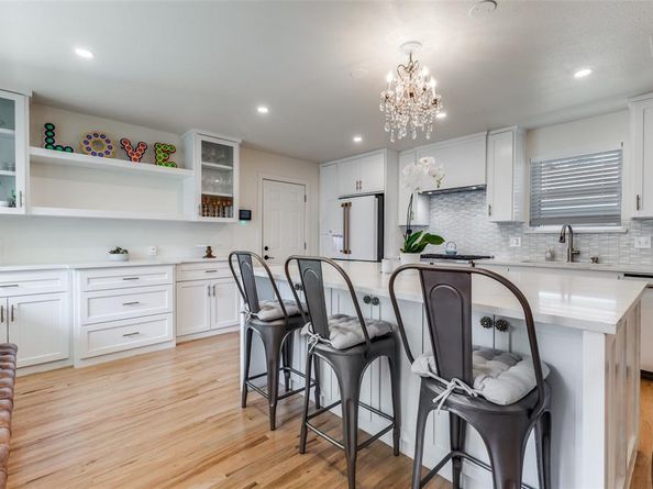 5837  Clendenin Avenue , Dallas Texas 75228