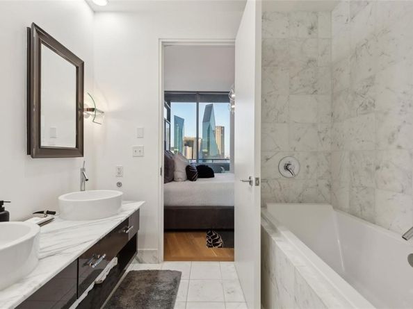 2200  Victory Avenue  2003, Dallas Texas 75219