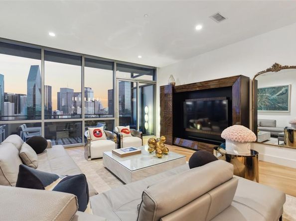 2200  Victory Avenue  2003, Dallas Texas 75219