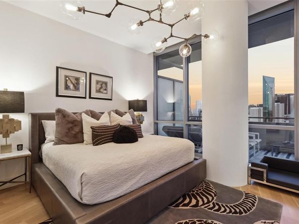 2200  Victory Avenue  2003, Dallas Texas 75219