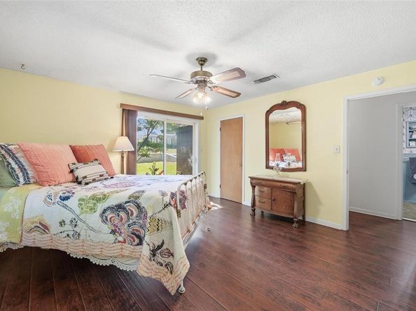 620 W College Street , Grapevine Texas 76051