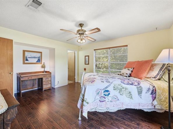 620 W College Street , Grapevine Texas 76051