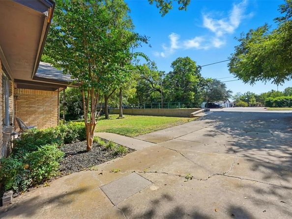 620 W College Street , Grapevine Texas 76051