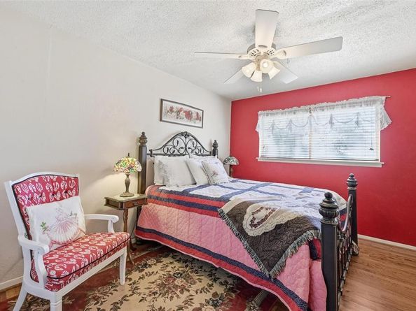 620 W College Street , Grapevine Texas 76051