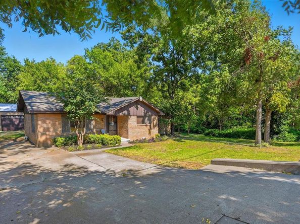 620 W College Street , Grapevine Texas 76051