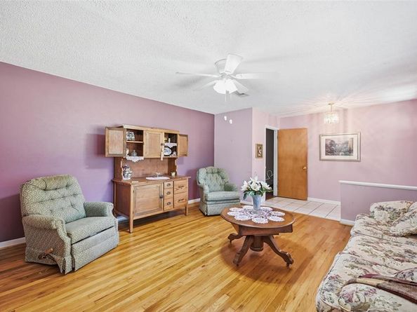 620 W College Street , Grapevine Texas 76051
