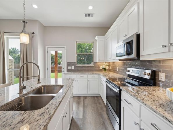 1122  Alicia Lane , Lancaster Texas 75134