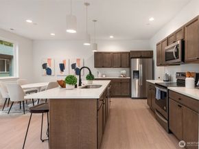 1240 SW 124th Street 9A, Burien WA 98146