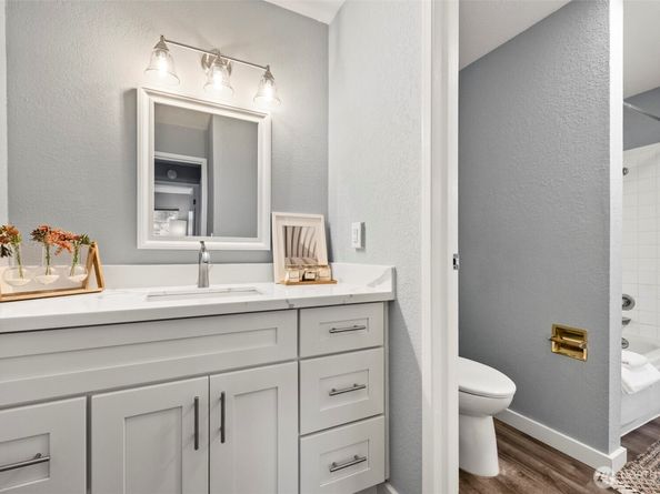 725 9th Avenue S 202, Kirkland WA 98033