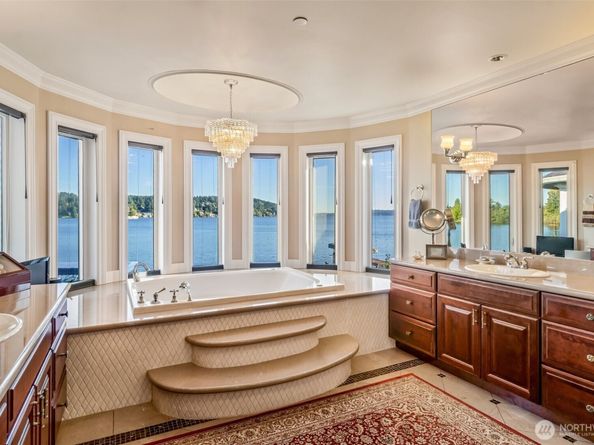 17765 Beach Drive NE, Lake Forest Park WA 98155