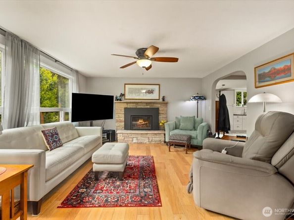 304 Riverview Drive NE, Auburn WA 98002
