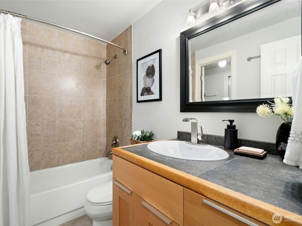12044 96th Avenue NE 211, Kirkland WA 98034