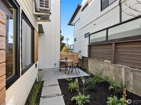 2214 Broadway E B, Seattle WA 98102