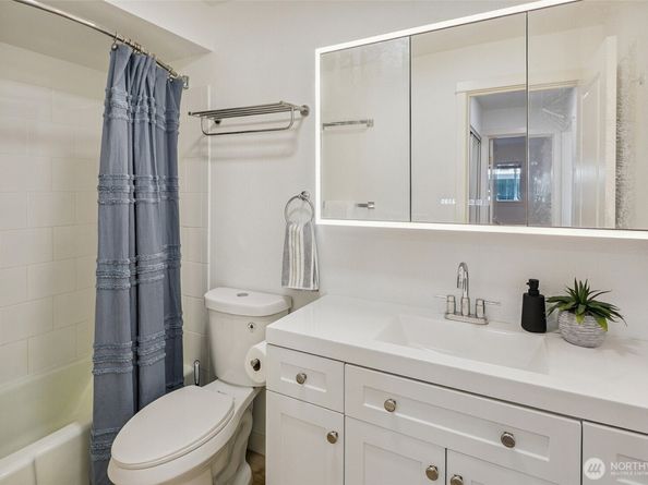 701 122nd Avenue NE 207, Bellevue WA 98005