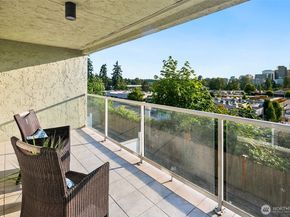 701 122nd Avenue NE 207, Bellevue WA 98005