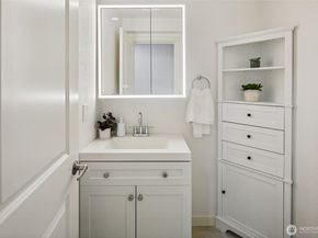 701 122nd Avenue NE 207, Bellevue WA 98005