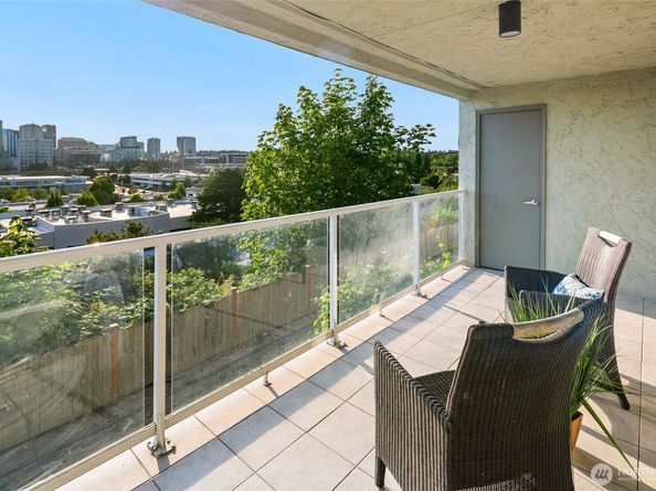 701 122nd Avenue NE 207, Bellevue WA 98005