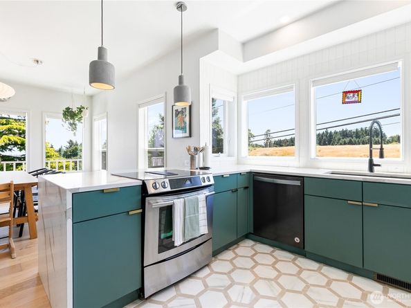 600 SW Cloverdale Street, Seattle WA 98106