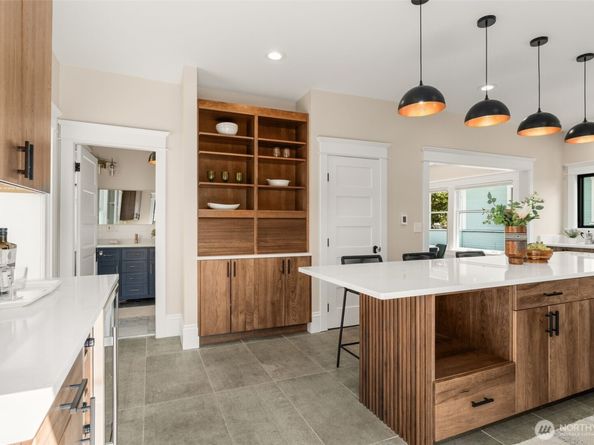 2419 7th Avenue W, Seattle WA 98119