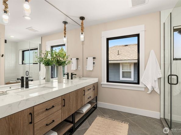 2419 7th Avenue W, Seattle WA 98119