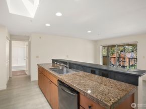 3919 Latona Avenue NE 402, Seattle WA 98105