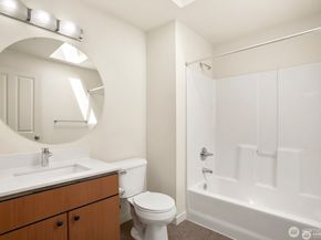 3919 Latona Avenue NE 402, Seattle WA 98105