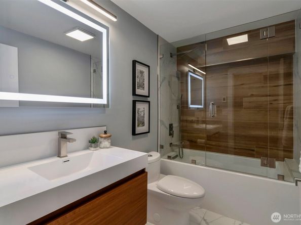 2561 NE 85th Street, Seattle WA 98115