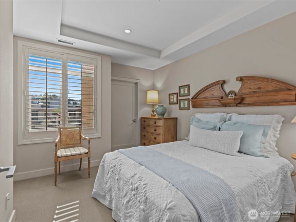215 5th Avenue S C202, Kirkland WA 98033