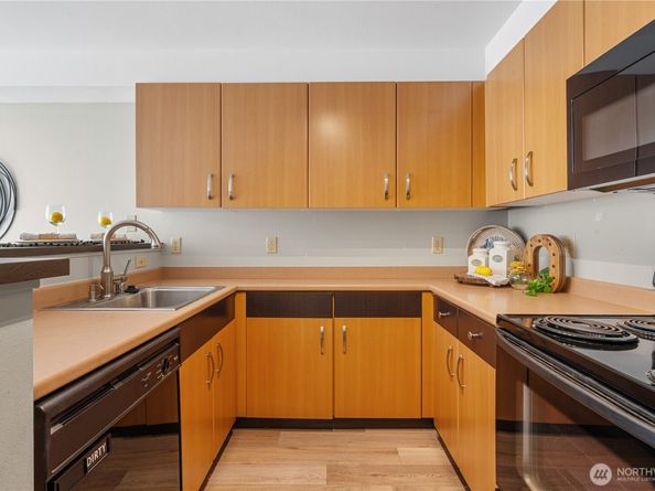 4020 Aurora Avenue N 302, Seattle WA 98103