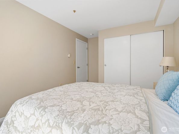 4020 Aurora Avenue N 302, Seattle WA 98103
